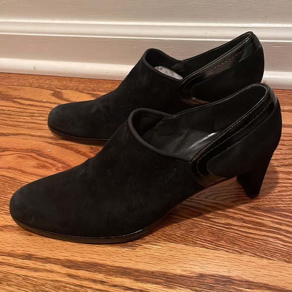 Stuart Weitzman Suede and patent leather black shoes - Picture 3 of 4